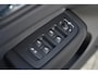 Volvo XC60 2.0 T6 Plug-in hybrid AWD Plus Black Edition | Panoramadak | HUD | Trekhaak Volvo XC60 2.0 T6 Plug-in Hybrid AWD Plus Black Edition met 2.0 viercilinder plug-in hybride aandrijflijn en 350 PK, voorzien van elektrisch glazen panoramadak, Harman Kardon premium audiosy