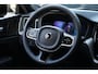 Volvo XC60 2.0 T6 Plug-in hybrid AWD Plus Black Edition | Panoramadak | HUD | Trekhaak Volvo XC60 2.0 T6 Plug-in Hybrid AWD Plus Black Edition met 2.0 viercilinder plug-in hybride aandrijflijn en 350 PK, voorzien van elektrisch glazen panoramadak, Harman Kardon premium audiosy