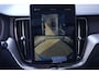 Volvo XC60 2.0 T6 Plug-in hybrid AWD Plus Black Edition | Panoramadak | HUD | Trekhaak Volvo XC60 2.0 T6 Plug-in Hybrid AWD Plus Black Edition met 2.0 viercilinder plug-in hybride aandrijflijn en 350 PK, voorzien van elektrisch glazen panoramadak, Harman Kardon premium audiosy
