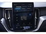 Volvo XC60 2.0 T6 Plug-in hybrid AWD Plus Black Edition | Panoramadak | HUD | Trekhaak Volvo XC60 2.0 T6 Plug-in Hybrid AWD Plus Black Edition met 2.0 viercilinder plug-in hybride aandrijflijn en 350 PK, voorzien van elektrisch glazen panoramadak, Harman Kardon premium audiosy