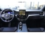 Volvo XC60 2.0 T6 Plug-in hybrid AWD Plus Black Edition | Panoramadak | HUD | Trekhaak Volvo XC60 2.0 T6 Plug-in Hybrid AWD Plus Black Edition met 2.0 viercilinder plug-in hybride aandrijflijn en 350 PK, voorzien van elektrisch glazen panoramadak, Harman Kardon premium audiosy