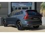 Volvo XC60 2.0 T6 Plug-in hybrid AWD Plus Black Edition | Panoramadak | HUD | Trekhaak Volvo XC60 2.0 T6 Plug-in Hybrid AWD Plus Black Edition met 2.0 viercilinder plug-in hybride aandrijflijn en 350 PK, voorzien van elektrisch glazen panoramadak, Harman Kardon premium audiosy