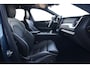Volvo XC60 2.0 T6 Plug-in hybrid AWD Plus Black Edition | Panoramadak | HUD | Trekhaak Volvo XC60 2.0 T6 Plug-in Hybrid AWD Plus Black Edition met 2.0 viercilinder plug-in hybride aandrijflijn en 350 PK, voorzien van elektrisch glazen panoramadak, Harman Kardon premium audiosy