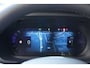 Volvo XC60 2.0 T6 Plug-in hybrid AWD Plus Black Edition | Panoramadak | HUD | Trekhaak Volvo XC60 2.0 T6 Plug-in Hybrid AWD Plus Black Edition met 2.0 viercilinder plug-in hybride aandrijflijn en 350 PK, voorzien van elektrisch glazen panoramadak, Harman Kardon premium audiosy