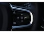 Volvo XC60 2.0 T6 Plug-in hybrid AWD Plus Black Edition | Panoramadak | HUD | Trekhaak Volvo XC60 2.0 T6 Plug-in Hybrid AWD Plus Black Edition met 2.0 viercilinder plug-in hybride aandrijflijn en 350 PK, voorzien van elektrisch glazen panoramadak, Harman Kardon premium audiosy