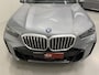 BMW X5 xDrive50e M-Sport SKYSCRAPER/PANO-SKY LOUNGE/TREKHAAK/MERINO LEER COMFORT/LUCHTVERING/H&K/20"M-SPORT/KEYLESS/CAMERA/SHADOW-LINE/NET OH BEURT GEHAD BIJ BMW DEALER/ABSOLUTE NIEUWSTAAT/BTW-AUTO