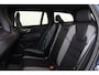 Volvo V60 T6 Recharge AWD Plus Dark - IntelliSafe Assist & Surround - 360º Camera - Harman/Kardon audio - Verwarmde voorstoelen, stuur & achterbank - Parkeersensoren voor & achter - Elektr. bedienb. voorstoelen met geheugen - Inklapbare trekhaak - 18' LMV