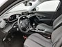 Peugeot 2008 SUV Allure Pack 130pk | Navigatie via Apple Carplay / Android Auto | Achteruitrijcamera | 3D Cockpit | Climate Control | Cruise Control | Led koplampen | Parkeersensoren | Keyless start | Bluetooth | DAB+ radio | Donker getint glas | 17" lichtmetalen velgen |