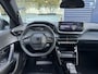 Peugeot 2008 Allure 1.2 Hybrid 145 e-DSC6 | Apple Carplay/Android Auto | Draadloze Telefoonoplader | Dodehoek Detectie | Adaptief Cruise Control | Lichtmetalen Velgen 17 Inch