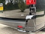 Peugeot e-Expert EV L3 75kWh 136pk STX SPORT | Lederen bekleding STX | STX Pakket | Dakspoiler | Sideskirts | 18 inch zwarte velgen | City NAVI Pakket | Comfort Pakket | Exterieur Pakket | Full ECO LED verlichting | Winter Pakket | Dubbele schuifdeur | Houten afwerking laadruimte | Scheidingswand comfort met raam | Reservewiel