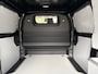 Peugeot e-Expert EV L3 75kWh 136pk STX SPORT | Lederen bekleding STX | STX Pakket | Dakspoiler | Sideskirts | 18 inch zwarte velgen | City NAVI Pakket | Comfort Pakket | Exterieur Pakket | Full ECO LED verlichting | Winter Pakket | Dubbele schuifdeur | Houten afwerking laadruimte | Scheidingswand comfort met raam | Reservewiel