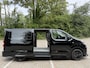 Peugeot e-Expert EV L3 75kWh 136pk STX SPORT | Lederen bekleding STX | STX Pakket | Dakspoiler | Sideskirts | 18 inch zwarte velgen | City NAVI Pakket | Comfort Pakket | Exterieur Pakket | Full ECO LED verlichting | Winter Pakket | Dubbele schuifdeur | Houten afwerking laadruimte | Scheidingswand comfort met raam | Reservewiel