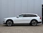 Volvo V90 Cross Country B5 AWD Automaat Plus | Panoramadak | Harman Kardon audio | Semi elektrisch wegklapbare trekhaak | 20" Lichtmetalen velgen | Standkachel met timer | Verwamrde voorstoelen, achterbank & stuurwiel | Adaptieve Cruise Control | Getint glas achter
