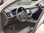 Volvo V90 Cross Country B5 AWD Automaat Plus | Panoramadak | Harman Kardon audio | Semi elektrisch wegklapbare trekhaak | 20" Lichtmetalen velgen | Standkachel met timer | Verwamrde voorstoelen, achterbank & stuurwiel | Adaptieve Cruise Control | Getint glas achter