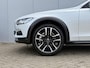 Volvo V90 Cross Country B5 AWD Automaat Plus | Panoramadak | Harman Kardon audio | Semi elektrisch wegklapbare trekhaak | 20" Lichtmetalen velgen | Standkachel met timer | Verwamrde voorstoelen, achterbank & stuurwiel | Adaptieve Cruise Control | Getint glas achter