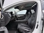 Volvo V90 Cross Country B5 AWD Automaat Plus | Panoramadak | Harman Kardon audio | Semi elektrisch wegklapbare trekhaak | 20" Lichtmetalen velgen | Standkachel met timer | Verwamrde voorstoelen, achterbank & stuurwiel | Adaptieve Cruise Control | Getint glas achter