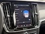 Volvo V90 Cross Country B5 AWD Automaat Plus | Panoramadak | Harman Kardon audio | Semi elektrisch wegklapbare trekhaak | 20" Lichtmetalen velgen | Standkachel met timer | Verwamrde voorstoelen, achterbank & stuurwiel | Adaptieve Cruise Control | Getint glas achter
