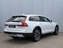 Volvo V90 Cross Country B5 AWD Automaat Plus | Panoramadak | Harman Kardon audio | Semi elektrisch wegklapbare trekhaak | 20" Lichtmetalen velgen | Standkachel met timer | Verwamrde voorstoelen, achterbank & stuurwiel | Adaptieve Cruise Control | Getint glas achter