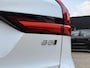 Volvo V90 Cross Country B5 AWD Automaat Plus | Panoramadak | Harman Kardon audio | Semi elektrisch wegklapbare trekhaak | 20" Lichtmetalen velgen | Standkachel met timer | Verwamrde voorstoelen, achterbank & stuurwiel | Adaptieve Cruise Control | Getint glas achter