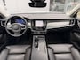 Volvo V90 Cross Country B5 AWD Automaat Plus | Panoramadak | Harman Kardon audio | Semi elektrisch wegklapbare trekhaak | 20" Lichtmetalen velgen | Standkachel met timer | Verwamrde voorstoelen, achterbank & stuurwiel | Adaptieve Cruise Control | Getint glas achter