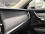Volvo V90 Cross Country B5 AWD Automaat Plus | Panoramadak | Harman Kardon audio | Semi elektrisch wegklapbare trekhaak | 20" Lichtmetalen velgen | Standkachel met timer | Verwamrde voorstoelen, achterbank & stuurwiel | Adaptieve Cruise Control | Getint glas achter