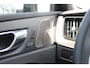 Volvo XC60 2.0 T6 Plug-in hybrid AWD Plus Bright Head-Up Display / Panoramisch schuif-kanteldak / 20" 5-Y-Spaaks Black Diamond lichtmetalen velgen / Donkere hemel / 360 graden rondomzicht camera