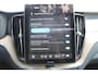 Volvo XC60 2.0 T6 Plug-in hybrid AWD Plus Bright Head-Up Display / Panoramisch schuif-kanteldak / 20" 5-Y-Spaaks Black Diamond lichtmetalen velgen / Donkere hemel / 360 graden rondomzicht camera