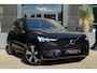 Volvo XC60 2.0 T6 Plug-in hybrid AWD Plus Dark | 350 PK | Pano | 360° camera | Navigatie | Stoelverwarming | HarmanKardon | Volvo XC60 2.0 T6 Plug-in hybrid AWD Plus Dark met 350 PK, 2.0-liter 4-cilinder plug-in hybride benzinemotor, panoramadak, lederen/stof bekleding, navigatiesysteem, 360° camera, adaptieve cru