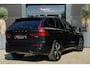 Volvo XC60 2.0 T6 Plug-in hybrid AWD Plus Dark | 350 PK | Pano | 360° camera | Navigatie | Stoelverwarming | HarmanKardon | Volvo XC60 2.0 T6 Plug-in hybrid AWD Plus Dark met 350 PK, 2.0-liter 4-cilinder plug-in hybride benzinemotor, panoramadak, lederen/stof bekleding, navigatiesysteem, 360° camera, adaptieve cru