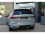 Volvo XC60 2.0 T6 Plug-in hybrid AWD Plus Dark | 350 PK | Pano | 360° camera | HarmanKardon | Navigatie | Stoelverwarming | Volvo XC60 2.0 T6 Plug-in hybrid AWD Plus Dark met 349 PK, 2.0-liter 4-cilinder plug-in hybride benzinemotor, panoramadak, lederen/stof bekleding, navigatiesysteem, 360° camera, adaptieve cru