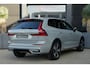 Volvo XC60 2.0 T6 Plug-in hybrid AWD Plus Dark | 350 PK | Pano | 360° camera | HarmanKardon | Navigatie | Stoelverwarming | Volvo XC60 2.0 T6 Plug-in hybrid AWD Plus Dark met 349 PK, 2.0-liter 4-cilinder plug-in hybride benzinemotor, panoramadak, lederen/stof bekleding, navigatiesysteem, 360° camera, adaptieve cru
