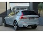 Volvo XC60 2.0 T6 Plug-in hybrid AWD Plus Dark | 350 PK | Pano | 360° camera | HarmanKardon | Navigatie | Stoelverwarming | Volvo XC60 2.0 T6 Plug-in hybrid AWD Plus Dark met 349 PK, 2.0-liter 4-cilinder plug-in hybride benzinemotor, panoramadak, lederen/stof bekleding, navigatiesysteem, 360° camera, adaptieve cru