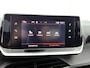 Peugeot 208 Allure Pack 75pk | Navigatie via Apple Carplay / Android Auto | Achteruitrijcamera | 3D Cockpit | Climate Control | Cruise Control | Parkeersensoren | DAB+ radio | Armsteun | Led koplampen | Bluetooth | Elektrisch inklapbare spiegels | Donker getint glas | 16" lichtmetalen velgen |