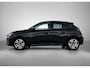 Peugeot 208 Allure Pack 75pk | Navigatie via Apple Carplay / Android Auto | Achteruitrijcamera | 3D Cockpit | Climate Control | Cruise Control | Parkeersensoren | DAB+ radio | Armsteun | Led koplampen | Bluetooth | Elektrisch inklapbare spiegels | Donker getint glas | 16" lichtmetalen velgen |