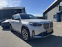 BMW X1 xDrive25e X-Line High Executive PHEV | VAN: 35.900,- VOOR: 32.877,- UW HERFSTVOORDEEL: 3.023,- | HEAD UP DISPLAY | LEDER | STOELVERWARMING| COMFORT ACCESS| ELEK. ACHTERKLEP| ELEK. WEGKLAPBARE TREKHAAK| HUD| 360 CAMERA| APPLE CARPLAY