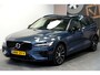 Volvo V60 2.0 T6 AWD 293kW/399pk Aut8 Plug-in hybrid Plus Dark HARMAN/KARDON + EL.TREKHAAK + 360 CAMERA + ADAPT.CRUISE + STOEL-&STUURVERWARMING + BLIS + LANE ASSIST + SPORTSTOELEN + PD-GLASS + EL.STOELEN MET MEMORY + BLACKLINE + PARKSENSOREN V&A + 18" LM-VELGEN!
