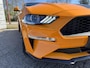 Ford Mustang Fastback 2.3 EcoBoost 289pk | Custom Pack Black | Lederen bekleding | Navigatie full map | Voorstoelen verwarmd en geventileerd | Audio installatie premium | Twister Orange