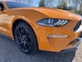 Ford Mustang Fastback 2.3 EcoBoost 289pk | Custom Pack Black | Lederen bekleding | Navigatie full map | Voorstoelen verwarmd en geventileerd | Audio installatie premium | Twister Orange
