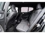 Volvo EX40 Single Motor Extended Range 82 kWh Plus Black Edition Europa | Warmtepomp | Harman Kardon Audio | Achteruitrijcamera | Parkeersensoren | Keyless Entry | Elektrische Achterklep | Elektrisch Verstelbare Voorstoelen | Stoelverwarming voor en achter | Lichtmetalen Velgen 20 inch | Cruise Control Adaptief | BLIS | Google Navigatie | Apple Carplay | Android Auto