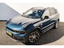 Lynk & Co 01 1.5 Plug-in Hybrid 262 Pk I Zwarte hemel I Panoramadak I 75 km Elektrisch I 360 Camera I Full Map Navi I NL Auto I 20 inch. LMV l 1e eigenaar