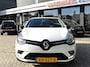 Renault Clio 0.9 TCe Limited 90 Pk Benzine * Trekhaak * Navigatie * Airco * Cruise Control * Hele Nette Automobiel * Wit * KM-Autopas * Vingerhoets; Vierde Generatie Eersteklas Service. Al meer dan 100 jaar een begrip in de Brabantse Kempen