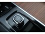 Volvo XC60 T8 Recharge AWD Ultimate Bright | Stoelverwarming | Trekhaak | Parkeercamera | Panoramadak | HUD | Pilot Assist | BLIS | Keyless