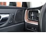 Volvo XC60 T8 Recharge AWD Ultimate Bright | Stoelverwarming | Trekhaak | Parkeercamera | Panoramadak | HUD | Pilot Assist | BLIS | Keyless
