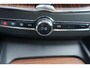 Volvo XC60 T8 Recharge AWD Ultimate Bright | Stoelverwarming | Trekhaak | Parkeercamera | Panoramadak | HUD | Pilot Assist | BLIS | Keyless