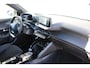 Peugeot e-2008 EV GT Pack 50 kWh | Fase 3 laden | SOH 92% | Navigatie | Camera | 18 Inch lichtmetaal | Alcantara | Full LED | 62.000km |