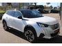 Peugeot e-2008 EV GT Pack 50 kWh | Fase 3 laden | SOH 92% | Navigatie | Camera | 18 Inch lichtmetaal | Alcantara | Full LED | 62.000km |