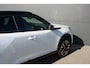 Peugeot e-2008 EV GT Pack 50 kWh | Fase 3 laden | SOH 92% | Navigatie | Camera | 18 Inch lichtmetaal | Alcantara | Full LED | 62.000km |