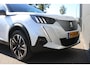 Peugeot e-2008 EV GT Pack 50 kWh | Fase 3 laden | SOH 92% | Navigatie | Camera | 18 Inch lichtmetaal | Alcantara | Full LED | 62.000km |