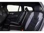 Volvo V60 T6 Recharge AWD Plus Dark - IntelliSafe Assist & Surround - 360º Camera - Harman/Kardon audio - Verwarmde voorstoelen, stuur & achterbank - Parkeersensoren voor & achter - Elektr. bedienb. voorstoelen met geheugen - Inklapbare trekhaak - 18' LMV