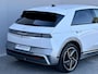 Hyundai Ioniq 5 Lounge 84 kWh / SOH 97,3% / CCS snelladen / Head Up Display / Warmtepomp / Trekgewicht 1600 kg / Elektrische achterklep / Stuur- Stoel & Achterbank verwarming / Rondomzicht camera / Bose Audio Systeem / Adaptief cruise control /